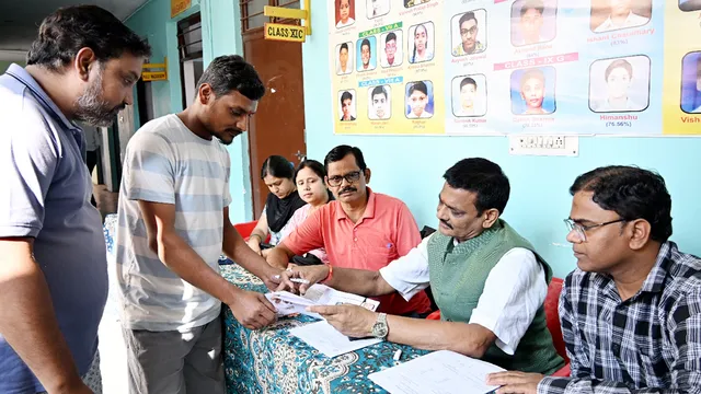 शादी के बाद कटा वोटर कार्ड तो तुरंत करें ये काम! बरेली में BLO अभियान के तहत 6 हजार लोगों ने भरा फार्म
